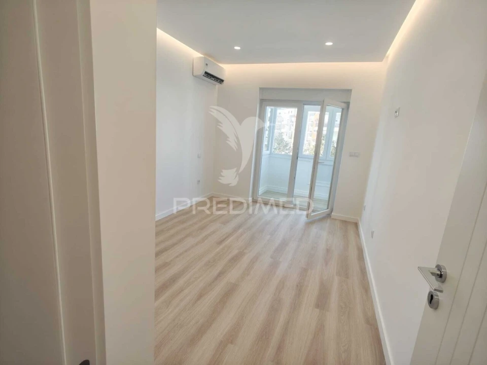 Apartamento T3 para Venda em Seixal, Arrentela e Aldeia de Paio Pires Foto 8