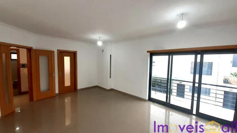 Moradia T5 para Venda em Laranjeiro e Feijó
