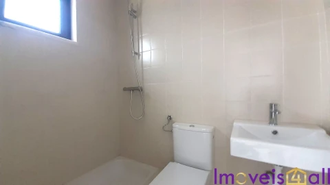 Moradia T5 para Venda em Laranjeiro e Feijó