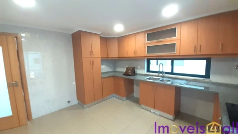 Moradia T5 para Venda em Laranjeiro e Feijó