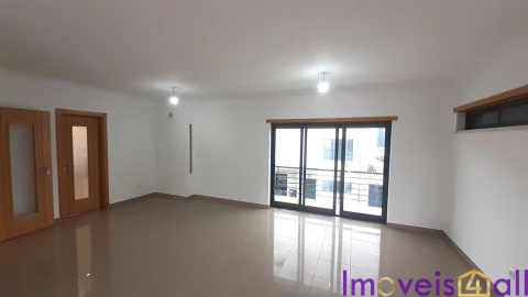 Moradia T5 para Venda em Laranjeiro e Feijó