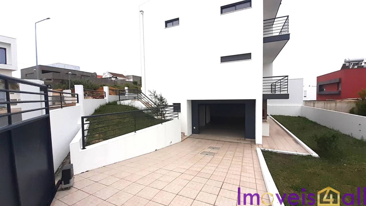 Moradia T5 para Venda em Laranjeiro e Feijó Foto 1