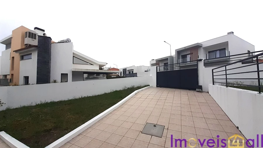 Moradia T5 para Venda em Laranjeiro e Feijó Foto 2