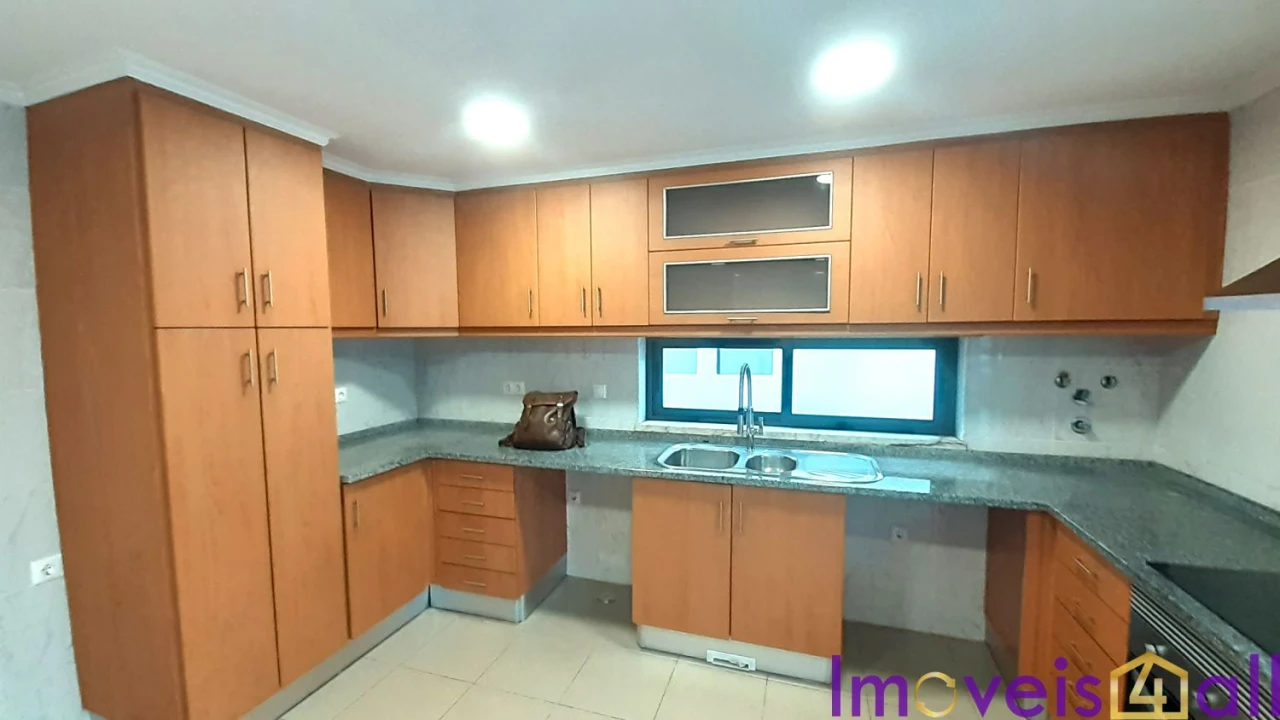 Moradia T5 para Venda em Laranjeiro e Feijó Foto 4