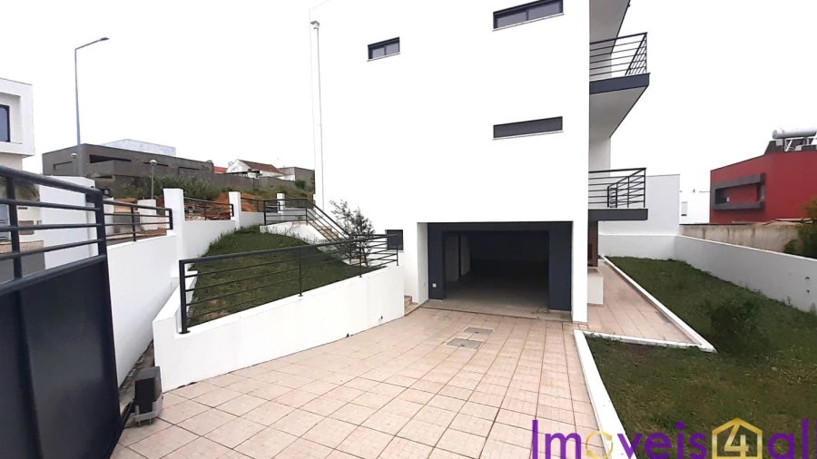 Moradia T5 para Venda em Laranjeiro e Feijó