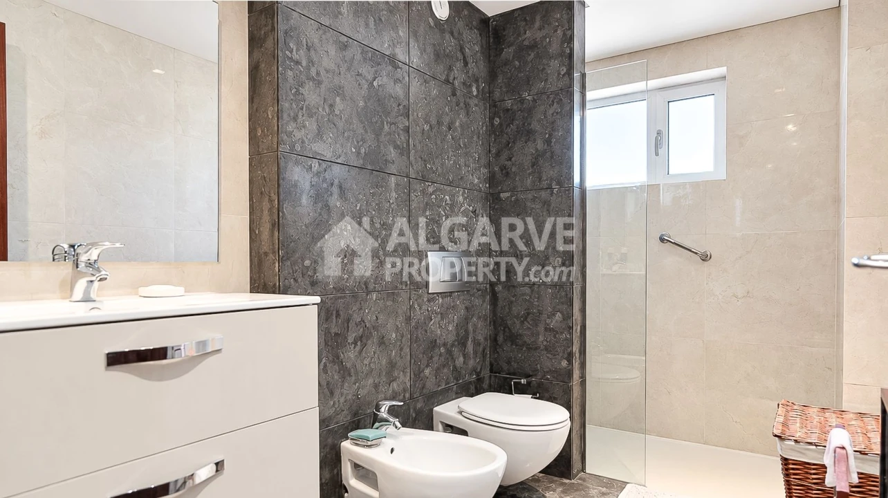 Apartamento T3 para Venda em Quarteira Foto 32