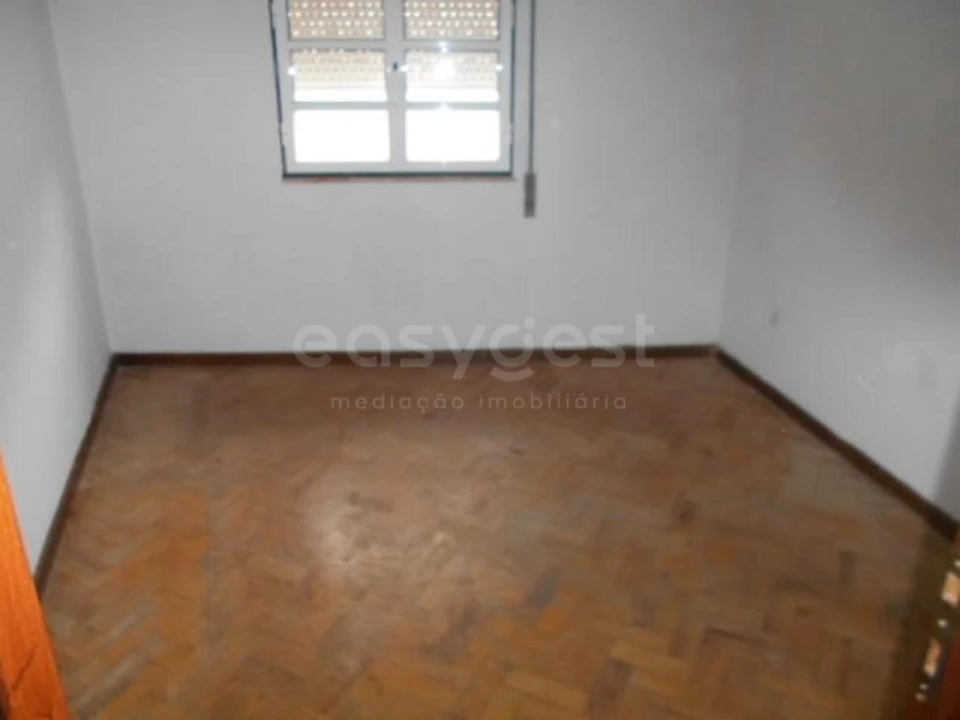 Moradia T2 para Venda em Forno Telheiro Foto 3