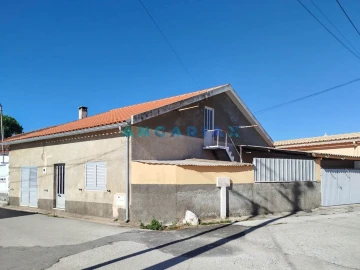 Moradia T2 para Arrendamento em Calvaria de Cima