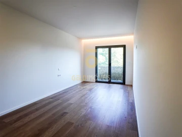 Apartamento T1 para Arrendamento em Sobrado e Bairros