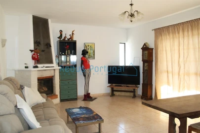 Moradia T4 para Venda em Santa Barbara de Nexe