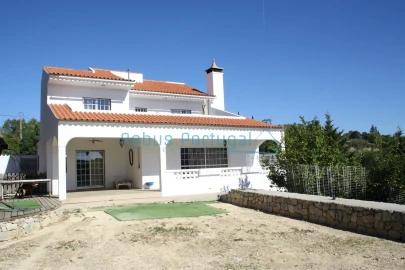 Moradia T4 para Venda em Santa Barbara de Nexe