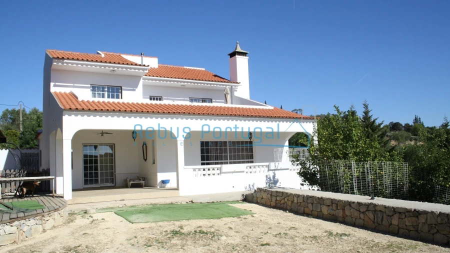 Moradia T4 para Venda em Santa Barbara de Nexe