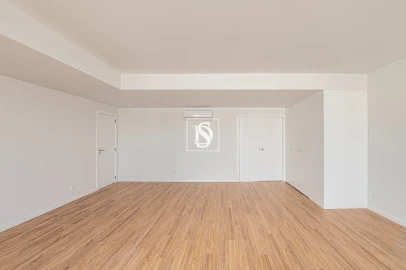 Apartamento T5 para Venda em Santo António dos Cavaleiros e Frielas