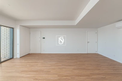 Apartamento T5 para Venda em Santo António dos Cavaleiros e Frielas