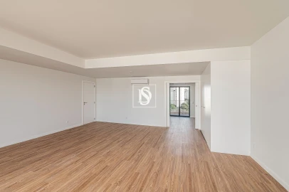 Apartamento T5 para Venda em Santo António dos Cavaleiros e Frielas
