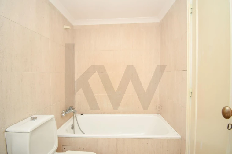 Apartamento T3 para Arrendamento em Alvalade Foto 15
