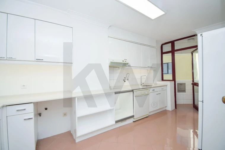 Apartamento T3 para Arrendamento em Alvalade Foto 18
