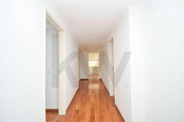 Apartamento T3 para Arrendamento em Alvalade Foto 2