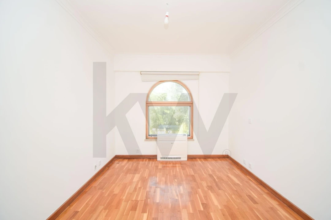 Apartamento T3 para Arrendamento em Alvalade Foto 9