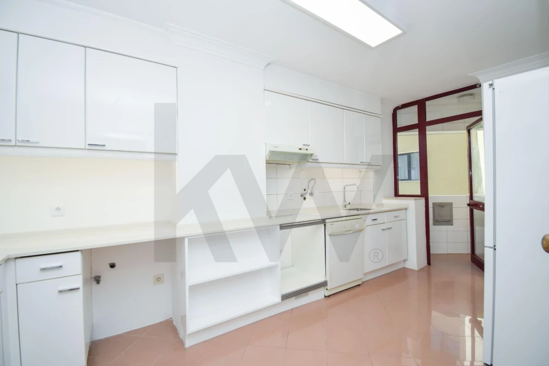 Apartamento T3 para Arrendamento em Alvalade Foto 18