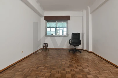 Apartamento T2 para Venda em Massamá e Monte Abraão