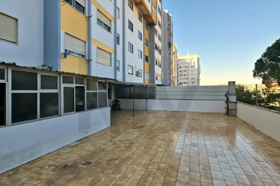 Apartamento T2 para Venda em Massamá e Monte Abraão