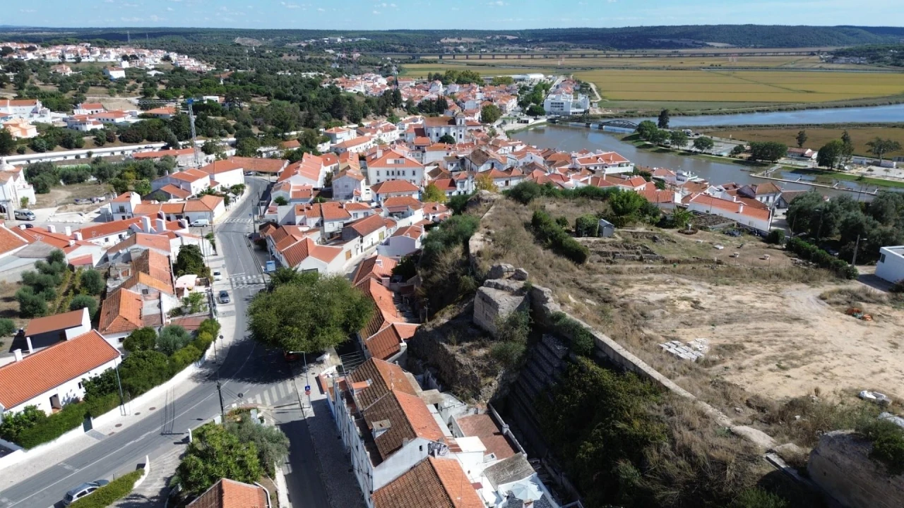 Moradia T1 para Venda em Santa Maria do Castelo e Santiago e Santa Susana Foto 24