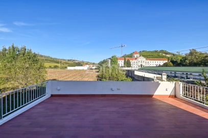 Moradia T8 para Venda em Dois Portos e Runa