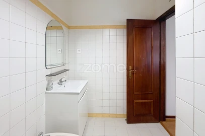 Apartamento T1 para Arrendamento em Santo Antonio dos Olivais