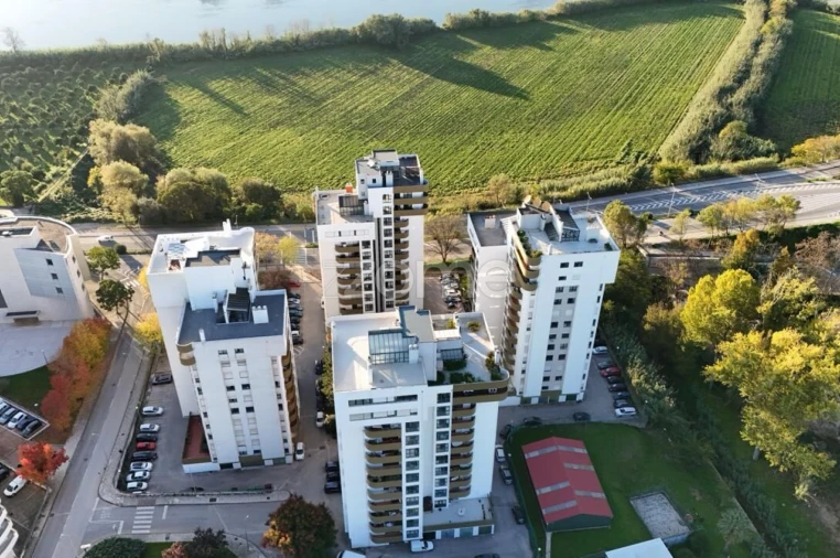 Apartamento T1 para Arrendamento em Santo Antonio dos Olivais Foto 22