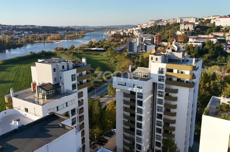 Apartamento T1 para Arrendamento em Santo Antonio dos Olivais Foto 24