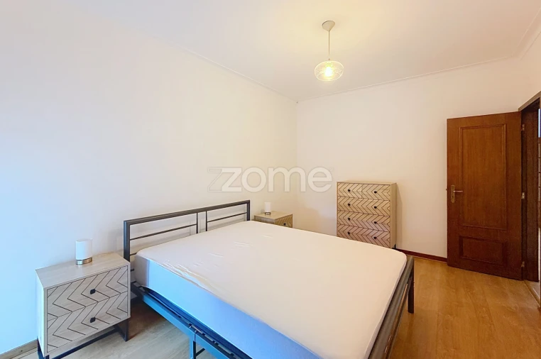 Apartamento T1 para Arrendamento em Santo Antonio dos Olivais Foto 17