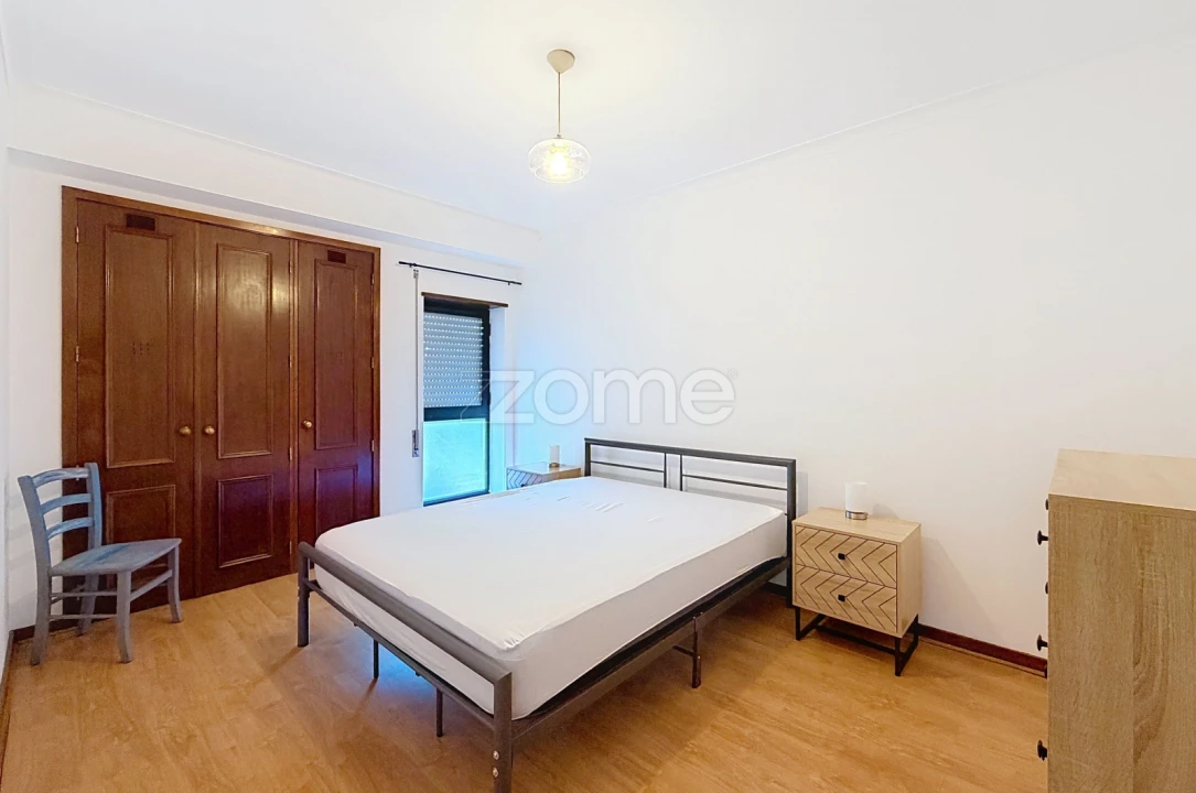 Apartamento T1 para Arrendamento em Santo Antonio dos Olivais Foto 15