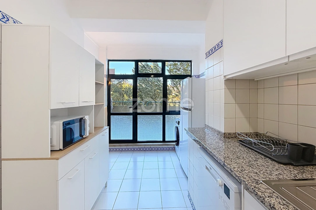 Apartamento T1 para Arrendamento em Santo Antonio dos Olivais Foto 6