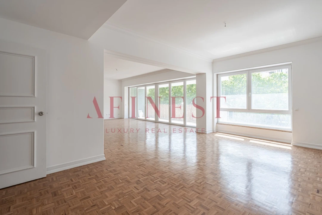 Apartamento T4 para Arrendamento em Santo António Foto 1