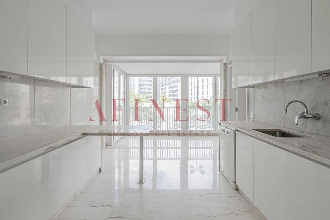 Apartamento T4 para Arrendamento em Santo António Foto 10
