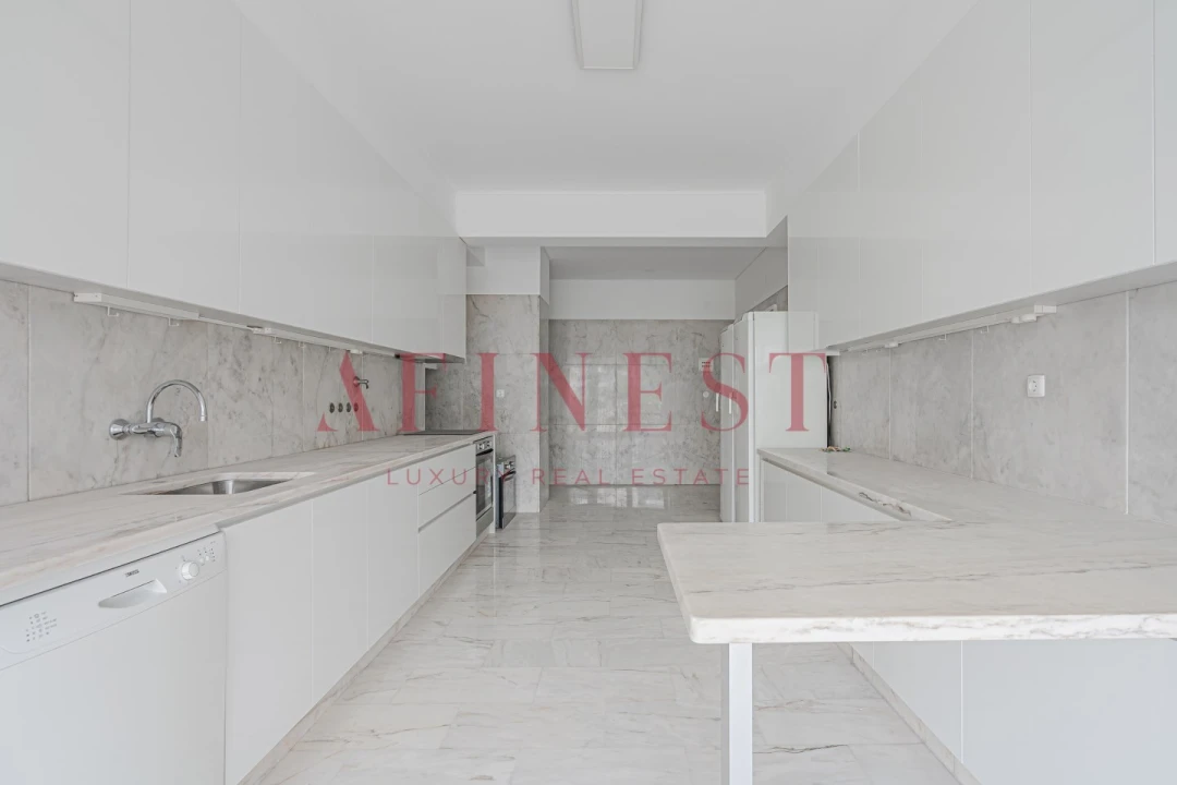 Apartamento T4 para Arrendamento em Santo António Foto 14