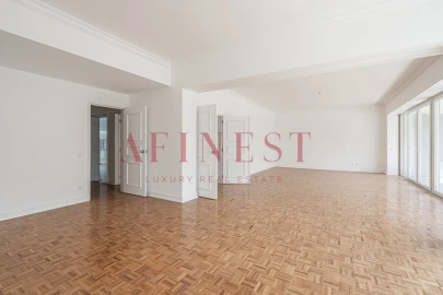 Apartamento T4 para Arrendamento em Santo António