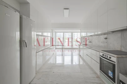 Apartamento T4 para Arrendamento em Santo António