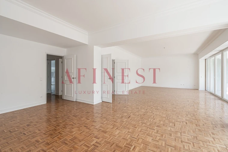 Apartamento T4 para Arrendamento em Santo António Foto 3