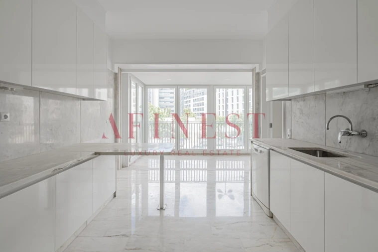 Apartamento T4 para Arrendamento em Santo António Foto 10