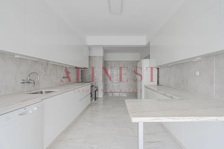 Apartamento T4 para Arrendamento em Santo António Foto 14