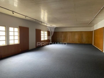Armazém para Venda em Alcobaça e Vestiaria