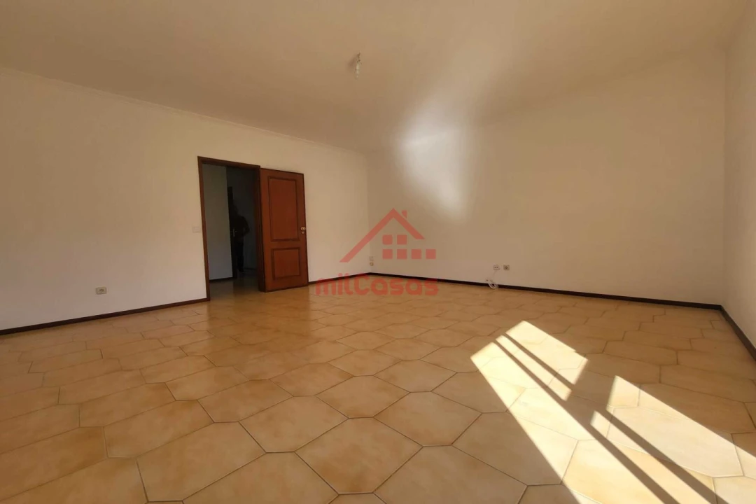 Apartamento T3 para Arrendamento em Santa Maria, São Pedro e Matacães Foto 5