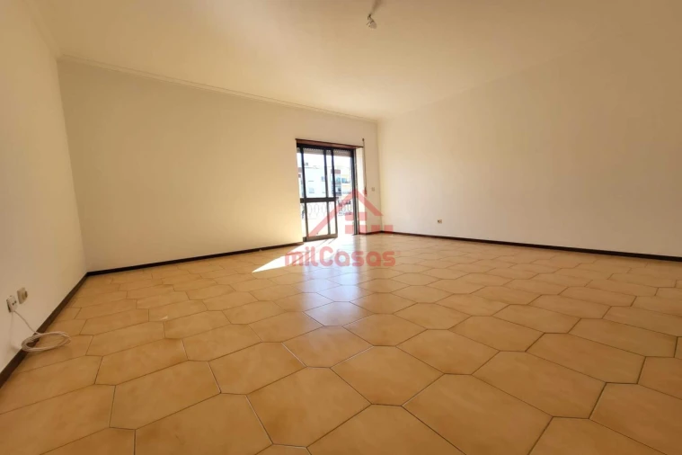 Apartamento T3 para Arrendamento em Santa Maria, São Pedro e Matacães Foto 6