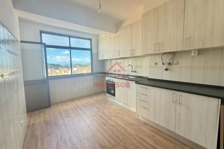 Apartamento T3 para Arrendamento em Santa Maria, São Pedro e Matacães Foto 12