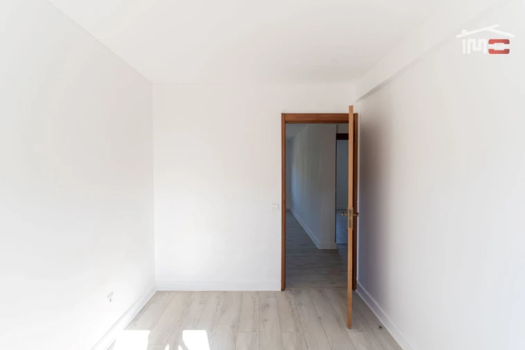 Apartamento T1 para Venda em Minde Foto 9