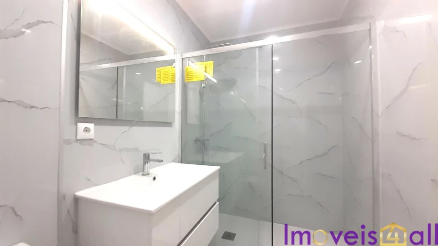 Apartamento T2 para Venda em Corroios Foto 17