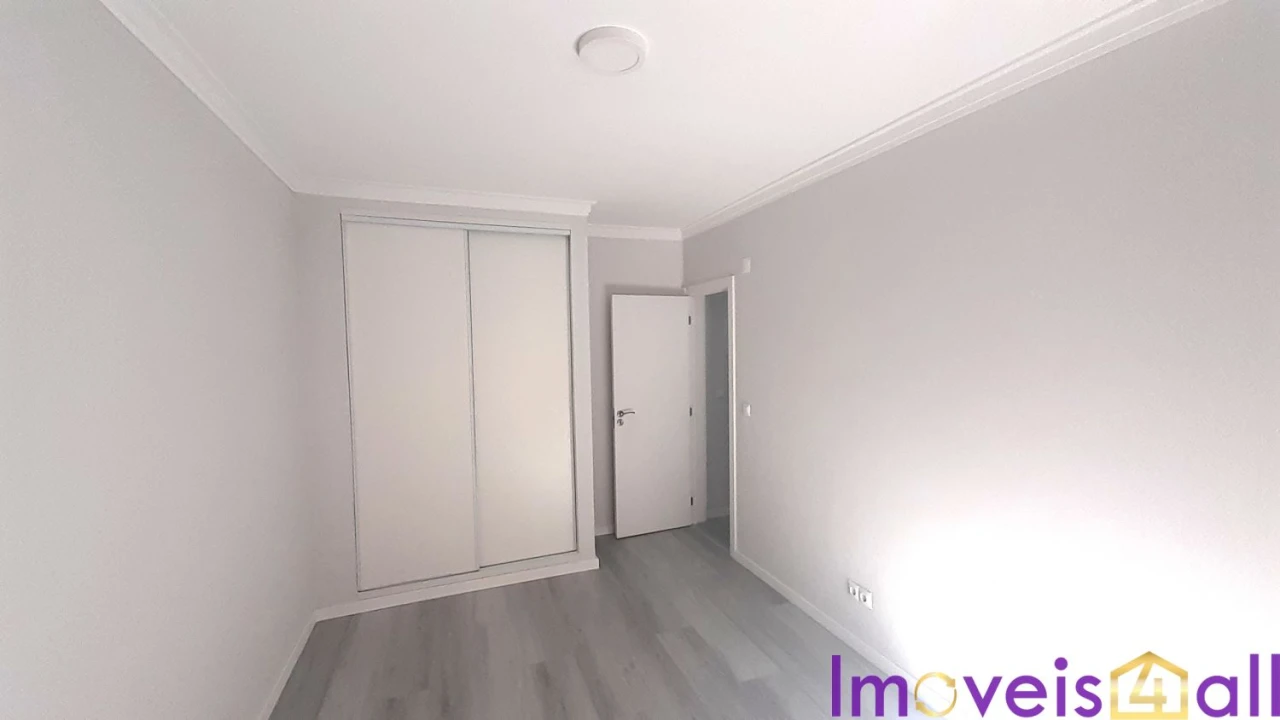 Apartamento T2 para Venda em Corroios Foto 9