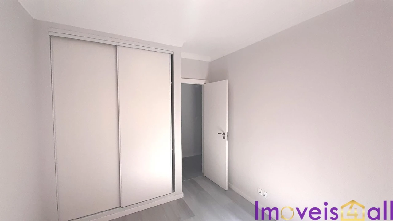 Apartamento T2 para Venda em Corroios Foto 11